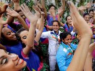 தேசிய கீதம் முழங்க ரியோ ஒலிம்பிக் கிராமத்தில் இந்திய கொடி ஏற்றப்பட்டது- வீரர்களுக்கு வரவேற்பு