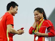 என்னைக் கட்டிக்கோயேன்.. மெடல் வழங்கும் மேடையில் புரபோஸ் செய்த சீன நீச்சல் வீரர்!