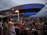 ரியோ நகருக்கு வந்த ஜோதி... வீரர்கள் ஆரவாரம் : விழாக்கோலம் பூண்டது ஒலிம்பிக் கிராமம்