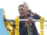 தாயகம் திரும்பிய சிந்துவிற்கு உற்சாக வரவேற்பு.. ஹைதராபாத்தில் திறந்த பஸ்சில் வெற்றி ஊர்வலம்