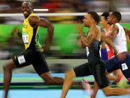 பார்ரா... ஓட்டத்திற்கு மத்தியில் போஸ் கொடுக்கவெல்லாம் உசேன் போல்ட்டுக்கு நேரமிருக்கே!