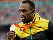 ஒலிம்பிக் கோல்டு மெடலை வைத்து இந்த உசேன் போல்ட் செய்த சில்மிஷம் தெரியுமா?