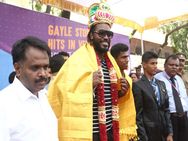 மாணவர்களுடன் ஆட்டம் போட்ட கெயில்.. சென்னை அணியில் விளையாட விருப்பம்