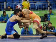 தங்க மனசுக்காரர்.. வெள்ளி பதக்கத்தை மறுத்த யோகேஷ்வர் தத்துக்கு 'கடவுள்' வாழ்த்து