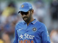 சிக்கிக்கொண்ட நேரமாக பார்த்து, டோணியை சீண்டும் சேவாக், ஹர்பஜன்சிங்! பழிக்கு பழி?