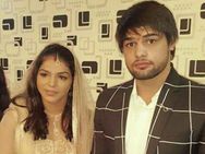 சக வீரருடன் காதல்... 