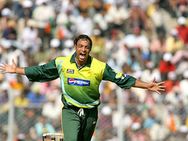 ஐ கேன் வாக் இங்கிலீஷ், டாக் இங்கிலீஷ்.. அரைகுறை ஆங்கிலத்தால் நெட்டிசன்களை தெறிக்க விட்ட அக்தர்