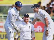 இந்தியாவிடம் தோற்ற வேகத்தில் துபாய் ஓடுகிறார்கள் இங்கிலாந்து கிரிக்கெட் வீரர்கள்!