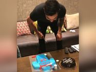 மலர், பலூன் அலங்காரத்திற்கு நடுவே, ஹோட்டல் அறையில் கேக் வெட்டி ஹேப்பி பர்த் டே கொண்டாடிய கோஹ்லி!