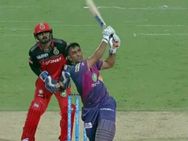 டோணி அடிச்சாரு பாரு சிக்ஸர்: ஸ்டேடியம் கூரையை தாண்டிப் போயிருச்சு மச்சி பந்து.. இதோ வீடியோ!