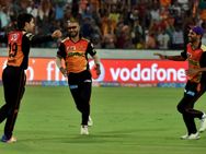 வார்னர், விஜய் சங்கர் அதிரடியால் குஜராத்தை வீழ்த்திய ஹைதராபாத்.. பிளே ஆப் சுற்றுக்கு தகுதி