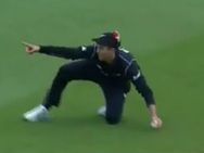 ஜான்டி ரோட்ஸ் போல பறந்து பிடித்த பௌல்ட்.. சாம்பியன்ஸ் டிராபியின் பெஸ்ட் கேட்ச் இதுதான்- வீடியோ