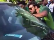 பாகிஸ்தான்... பாகிஸ்தான்.... சௌரவ் கங்குலியின் காரை முற்றுகையிட்டு ஆர்ப்பாட்டம் நடத்திய ரசிகர்கள்