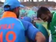 ஒருவரை ஒருவர் பார்த்துக்கொண்டும், சிரித்துக்கொண்டும்..!