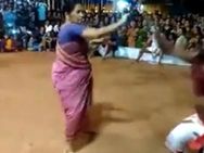 வாள் வீச்சில் சுழன்று சுழன்று விளையாடும் மீனாட்சி பாட்டி