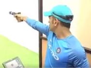 டமால், டுமீல்..சுட்டுத் தள்ளிய டோணி.. வைரலாகும் போட்டோ