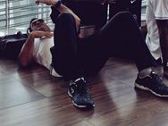 சென்னை விமான நிலைய தரையில் படுத்த டோணி! வைரலாகும் போட்டோ