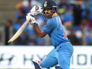 நீங்க அவுட், வெளியே போங்க.. நான் அவுட் இல்லை... மல்லுக்கட்டி ஜெயித்த தவான்!