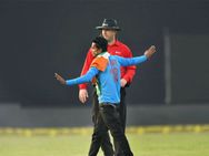 உணர்ச்சிவசப்பட்ட ரசிகர், ஓடிவந்தார் கோஹ்லியை நோக்கி... கான்பூரில் பரபரப்பு