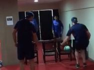 ரண களத்துலயும் ஒரு கிளுகிளுப்பு... மழையால் ஆட்டம் தாமதமானபோது டோணி என்ன செய்தார் தெரியுமா?