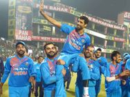 சொந்த மண்ணில் விடைபெற்றார் சாதனை நாயகன் நெஹ்ரா.. பிரியா விடை கொடுத்த இந்திய அணி