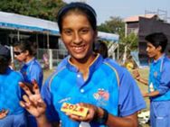 ஒரு நாள் போட்டியில் இரட்டை சதம் அடித்து மும்பை மாணவி சாதனை