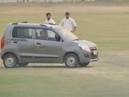 மைதானத்துக்குள் காரோட்டி வந்த இளைஞர்.. காரணம்தான் மேட்டர்!