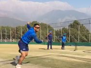 தீவிர பவுலிங் பயிற்சி எடுக்கும் டோணி... ஒருநாள் போட்டியில் புதிய அவதாரம் எடுக்கிறாரா? - வீடியோ