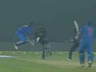 டோணி அடித்த உக்கிரமான ஷாட்.. கொஞ்சம் விட்டா உயிரே போய் இருக்கும்.. லோகேஷ் ராகுல் பகீர்!