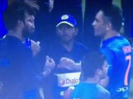 தம்பி இப்படித்தான் பேட்டிங் பண்ணனும்... இலங்கை வீரர்களுக்கு பேட்டிங் கற்றுக்கொடுத்த டோணி!