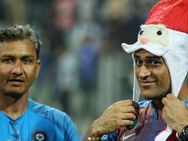 இந்திய அணிக்காக கிறிஸ்துமஸ் தாத்தாவான டோணி... பினிஷிங் கிங் சான்டா!