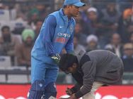 என்னதான் ரோகித் டபுள் செஞ்சுரி அடித்தாலும் ரசிகர்களுக்கு தல டோணிதான்.. ரசிகரின் செயலை பாருங்கள்