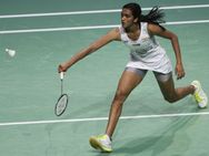 துபாய் சூப்பர் சீரிஸ் பேட்மிட்டன் இறுதி போட்டி... பிவி சிந்து போராடி தோல்வி