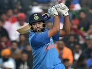 ரோஹித்துக்கு 200.. இந்தியாவுக்கு 100!