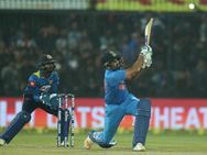 தீ என்று புரிகிறதா.. மீண்டும் விஸ்வரூபம் எடுத்த ரோஹித்.. டி-20யில் அதிவேக சதம்!