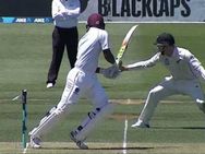 முதல் போட்டியிலேயே சோதனை.. இப்படி ஒரு கிரிக்கெட் சாதனையை முன்னாடி பார்த்து இருக்க மாட்டீங்க!