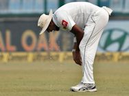 போட்டிக்கு நடுவில் வாந்தி எடுத்த இலங்கை வீரர்கள்.. டெல்லி மீது தவறா.. வீரர்கள் மீது தவறா?