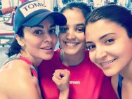 சொதப்பிய கோஹ்லி.. கலக்கிய அனுஷ்கா.. மிஸஸ்.கோஹ்லி உருவாக்கிய புதிய அணி!