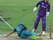 டி-20 போட்டியில் விழுந்த விசித்திரமான விக்கெட்.. 'பிக் பாஷ்' தொடரில் நடந்த அதிசயம்!