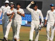 கிரிக்கெட் போட்டியில் 'வீடு கட்டிய' சிவில் இன்ஜினியர்.. பவுலிங்கில் தெறிக்கவிட்ட வேகப்பந்து புயல்!