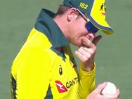 இதுக்கு பேரு புகாரா? கிரிக்கெட் பந்தில் லிப் ஸ்டிக் தடவி சேதப்படுத்திய ஸ்டீவ் ஸ்மித்!