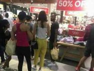 50 சதவீதம் ஷாப்பிங்... இந்த கவர்ச்சி விளம்பரம் மல்டி மில்லியனர்களையும் விட்டு வைக்கலை போலும்