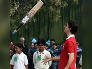 வாவ் கிரிக்கெட் பேட்டில் வித்தை காட்டிய கனடா அதிபர்.. மிரண்டு போன கங்குலி, அசாருதீன்!