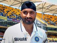 நம்ம பஜ்ஜி தமிழ்ல போட்ட டிவிட்டெல்லாம் இவருடையதுதானாம்! இவருதான் பஜ்ஜியோட நம்பர் ஒன் ரசிகராம்!