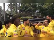 ஆட்டோவில் இறங்கி குத்தாட்டம் போட்ட சென்னை அணி வீரர்கள்.. என்னா டான்ஸ்!