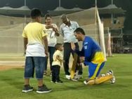 குட்டி சிறுவனை ஏமாற்றி விளையாடும் டோணி.. டிரெண்டிங்கில் கலக்கும் சென்னை சூப்பர் கிங்ஸ்- வீடியோ