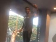 ரசிகர்களுக்காக உயிரை பணயம் வைத்து செல்பி எடுத்த டோணி.. ஷாக் கொடுத்த வீடியோ!