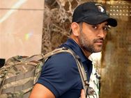 அனுமதி அளிக்காத ஹோட்டல் நிர்வாகம்.. பார்க்கிங்கில் அம்பதி ராயுடுவுடன் பிரியாணி சாப்பிட்ட டோணி