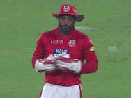 விக்கெட் கீப்பரான கிறிஸ் கெயில்... ஐபிஎல்லில் தொடரும் சேட்டை விளையாட்டு!