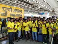 இது தானா சேர்ந்த கூட்டம்.... புனேவுக்கு விசில்போடு எக்ஸ்பிரசில் படையெடுத்த சிஎஸ்கே ரசிகர்கள்